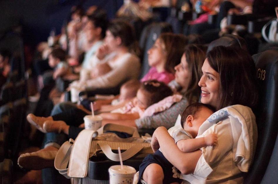 Cinema em Manaus oferece sessão especial para mães com bebês