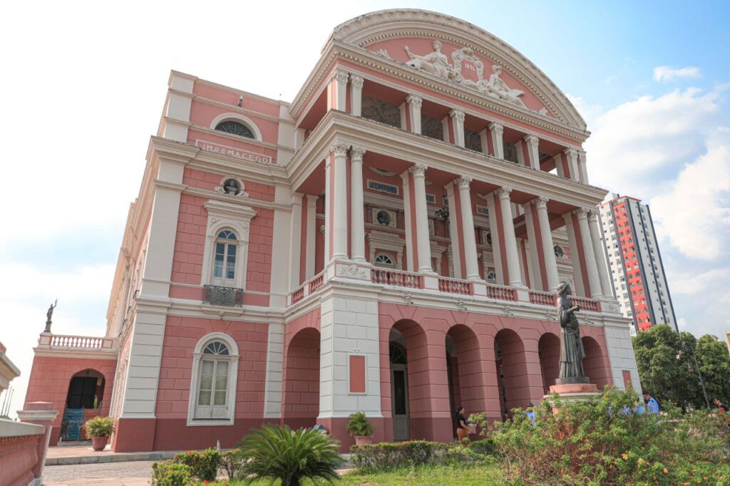 Fachada do Teatro Amazonas em Manaus com cúpula colorida e escadaria neoclássica