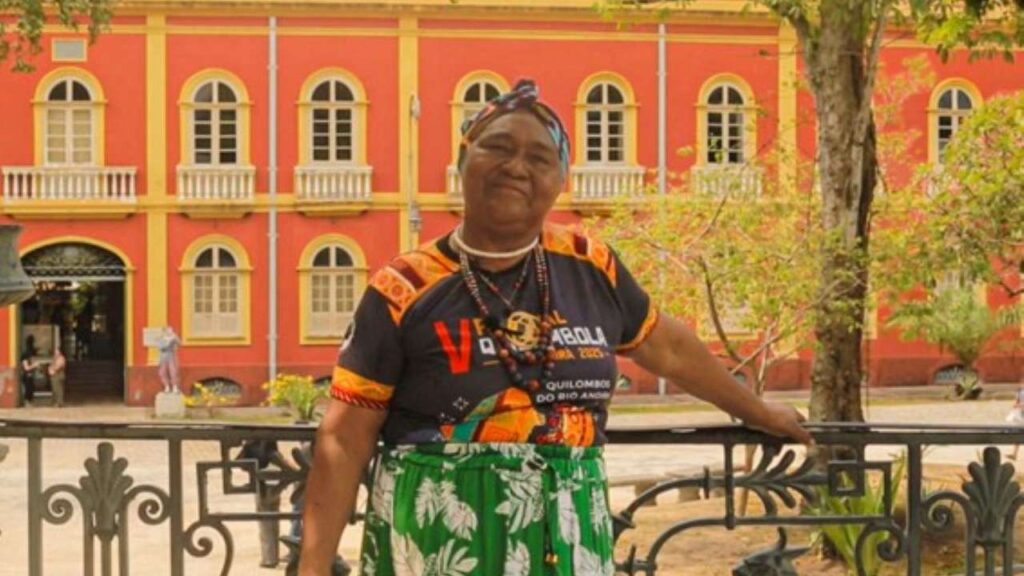 Mulher negra em frente ao Palacete Provincial em Manaus