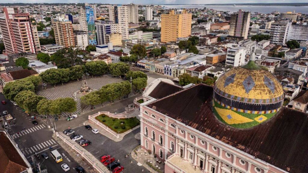 Cúpula do Teatro Amazonas em Manaus com telhas coloridas e padrão geométrico