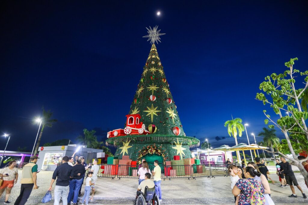 Ponta Negra enfeitada para receber 'Um sonho de Natal'