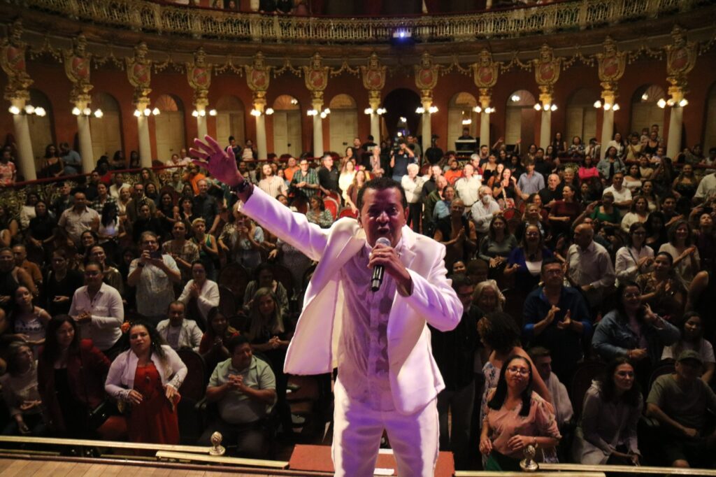 Marquinhos Negritude lançou o samba durante show no Teatro Amazonas