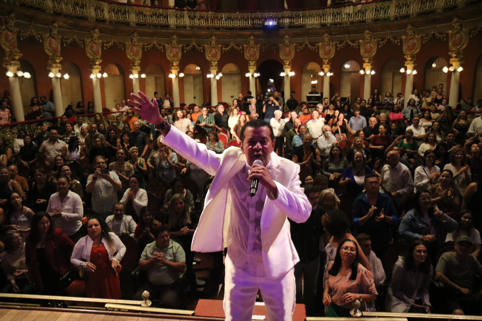 Marquinhos Negritude lançou o samba durante show no Teatro Amazonas