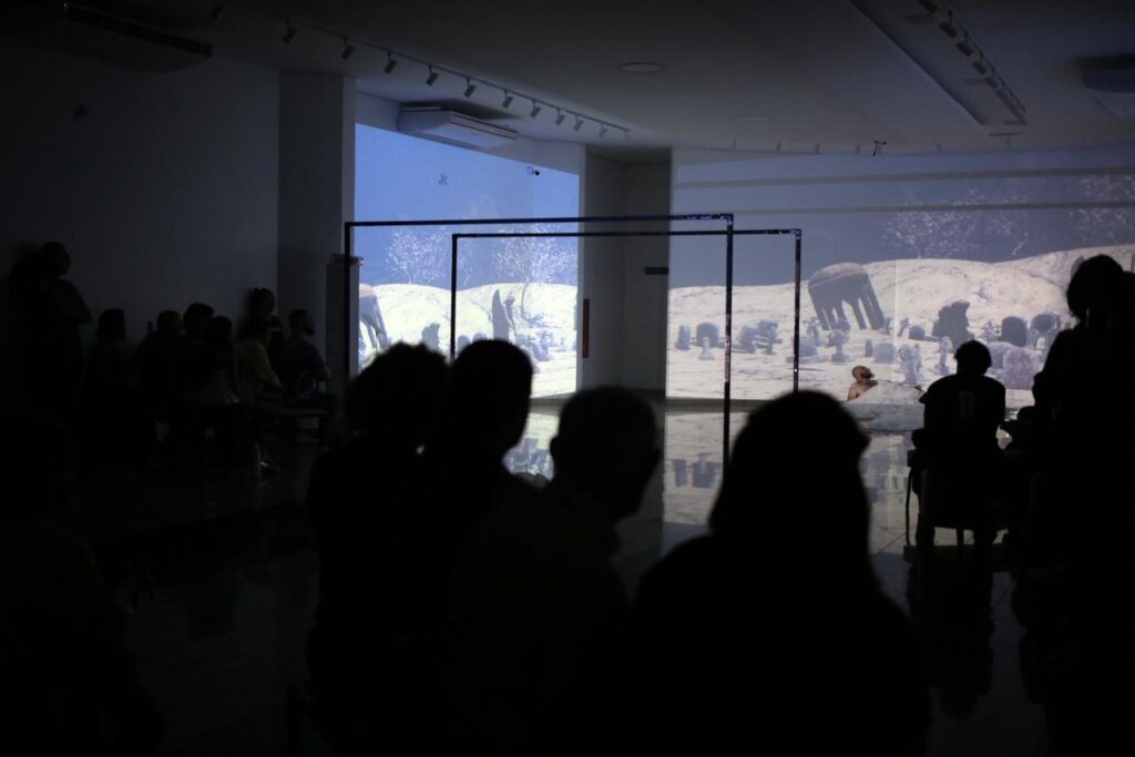 Espetáculo imersivo ‘Winterreise’ lota Teatro ICBEU em Manaus