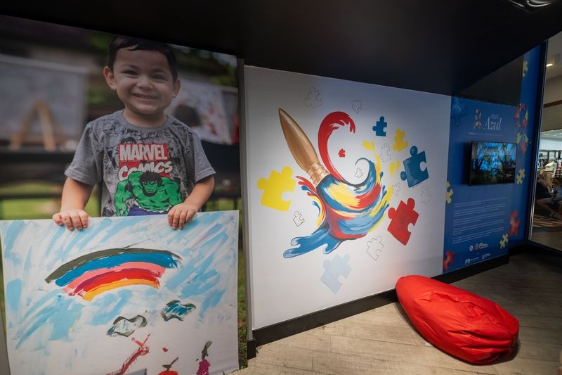 Exposição em shopping de Manaus destaca arte de crianças no Abril Azul