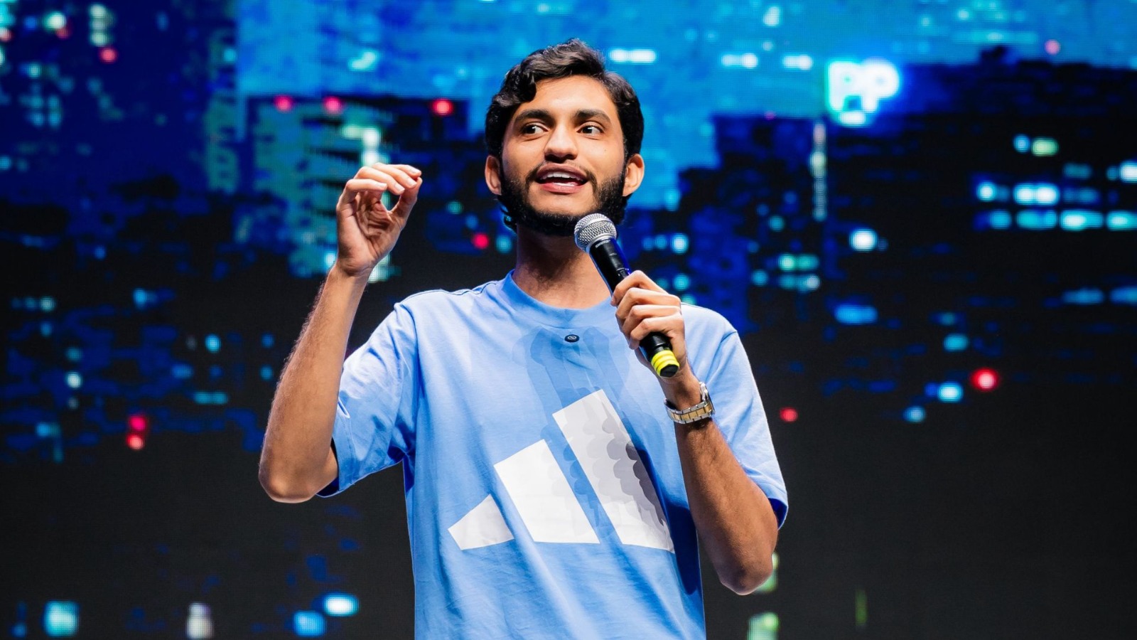 Leandro Leitte provoca com humor sobre identidade em show em Manaus