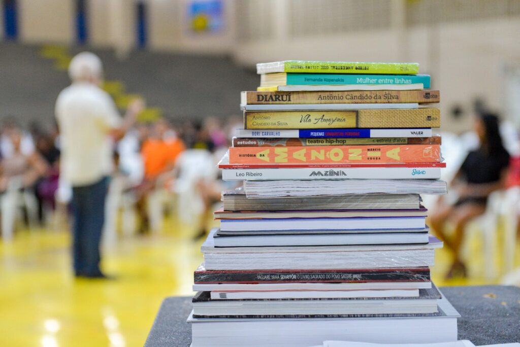 Expedição Amazônia das Palavras leva leitura a ribeirinhos no Amazonas