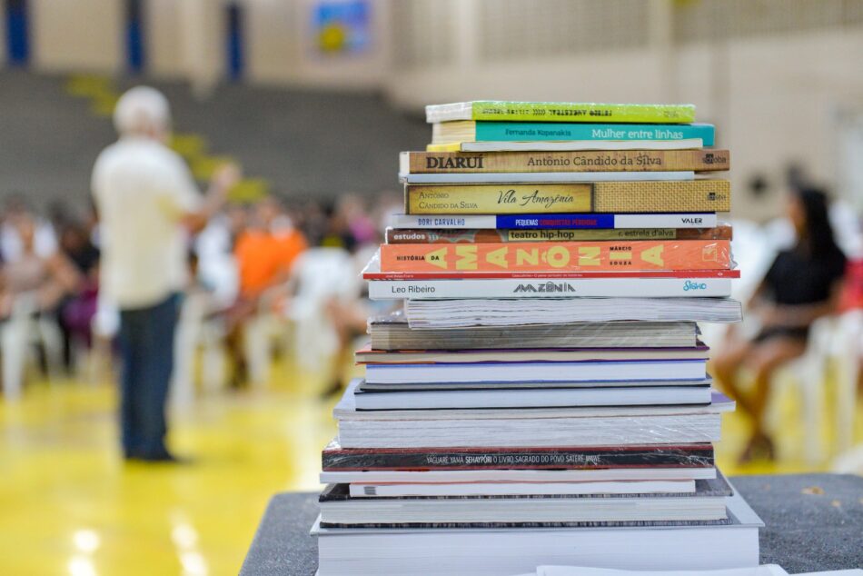 Expedição Amazônia das Palavras leva leitura a ribeirinhos no Amazonas