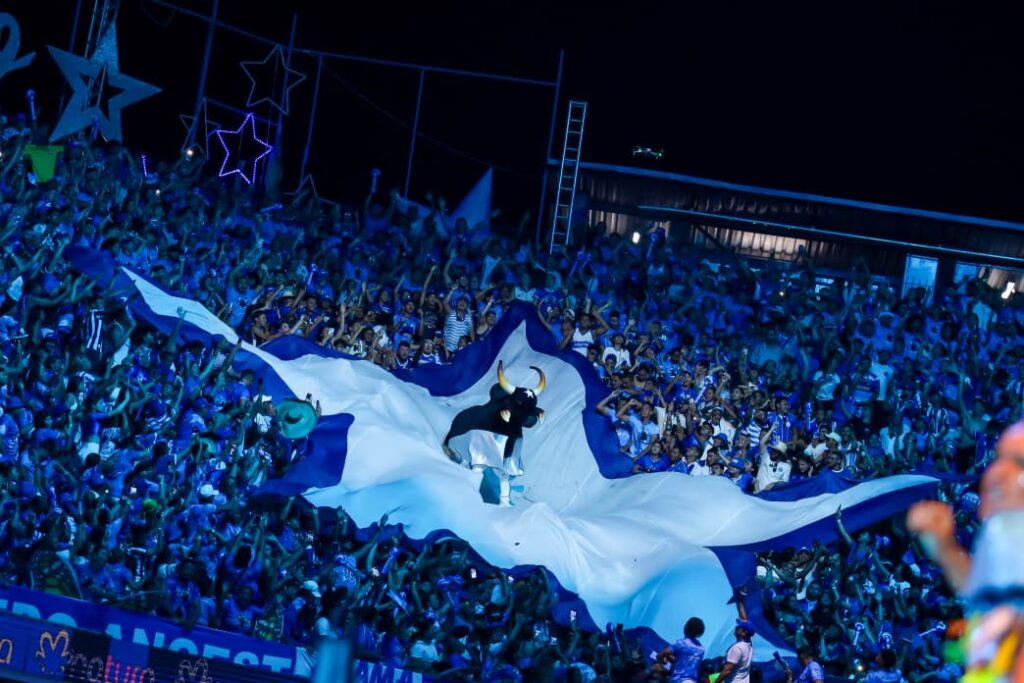 Apresentação do Boi Caprichoso encerrando o Festival de Parintins 2026