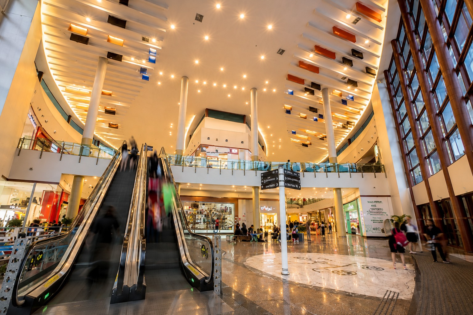 Troca de figurinhas movimenta torcedores em Shopping de Manaus