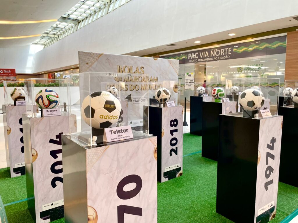 Exposição em shopping de Manaus reúne 15 bolas históricas das Copas do Mundo