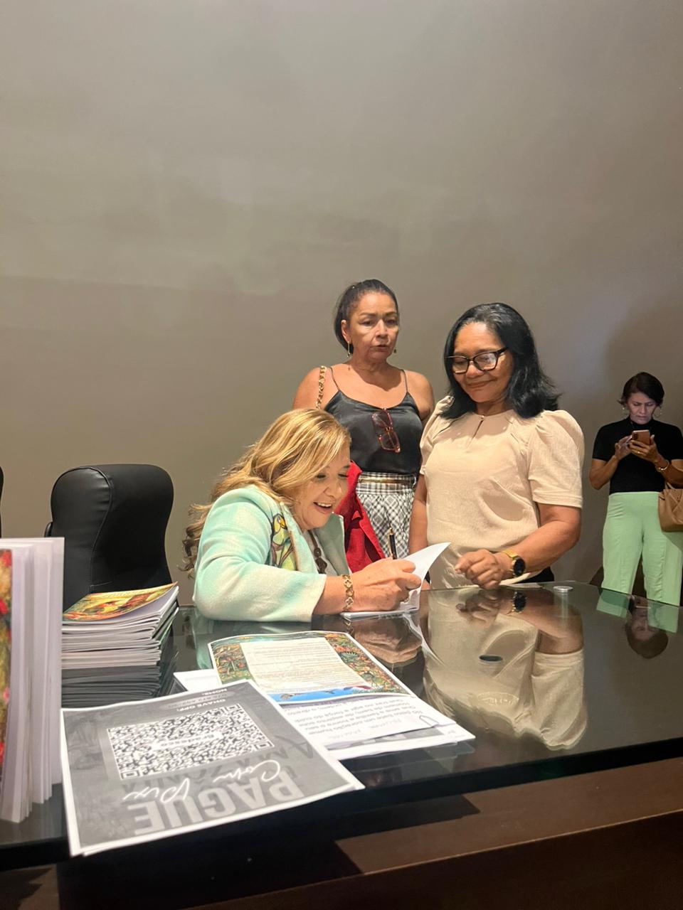 Escritora lança livro ‘Eu Sou Amazônia’ e faz alerta pela preservação da floresta