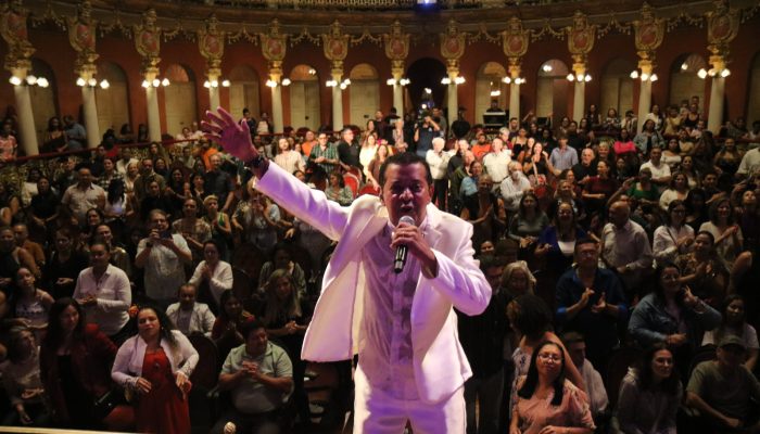 Marquinhos Negritude lançou o samba durante show no Teatro Amazonas
