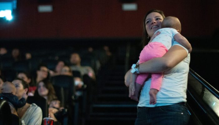 Imagem de mãe com filho no cinema
